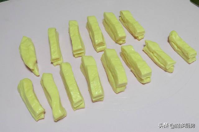 家做油条最简单的做法（油条怎么做好吃？教你一招，不用揉面不用擀面，做出来蓬松又健康）