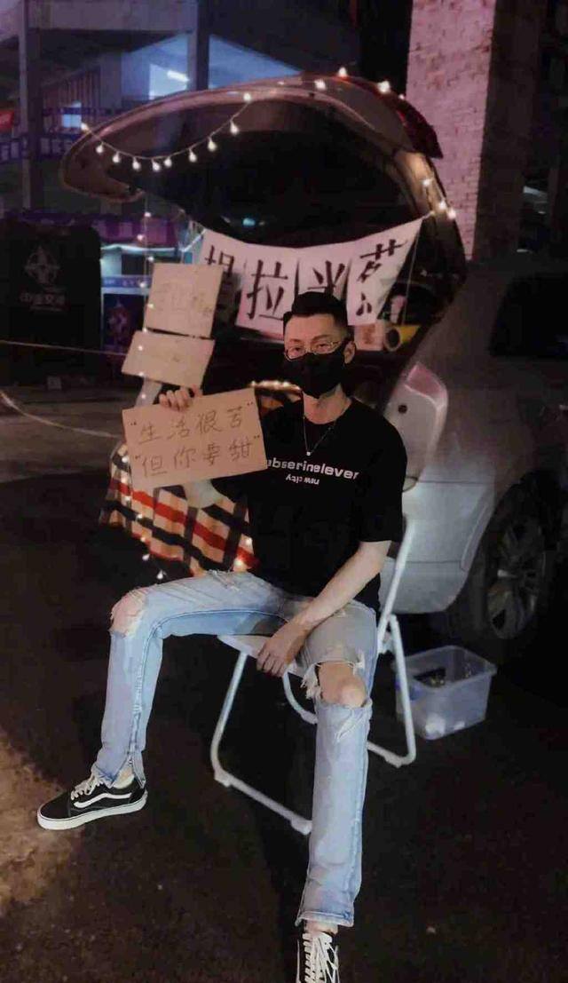 捞汁小海鲜摆摊赚钱吗（90后摆摊：要想生意好，先争当网红）