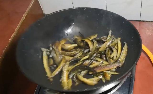 在家养泥鳅应该喂什么（泥鳅这样做太好吃了：鲜香无腥味，营养又简单）