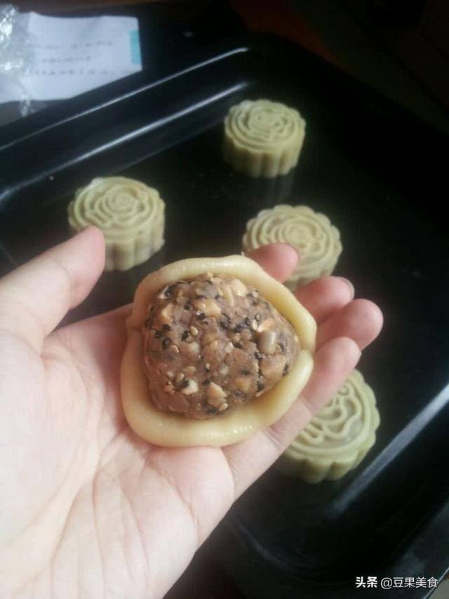 家里做月饼的简单步骤（五仁月饼的做法）