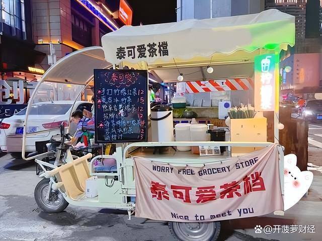 捞汁小海鲜摆摊赚钱吗（90后摆摊：要想生意好，先争当网红）