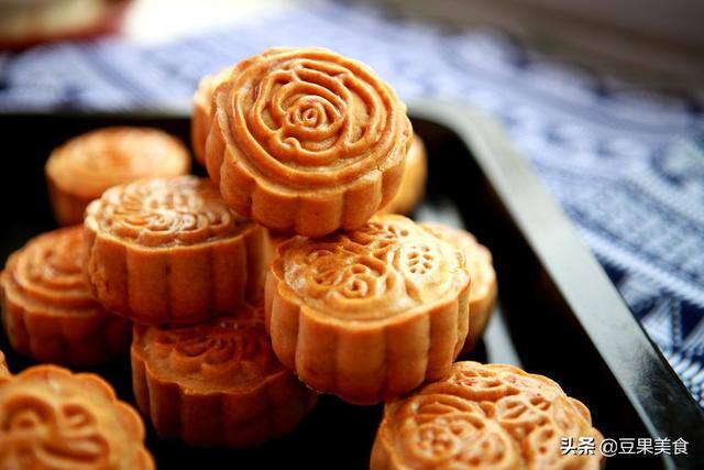 家里做月饼的简单步骤（五仁月饼的做法）