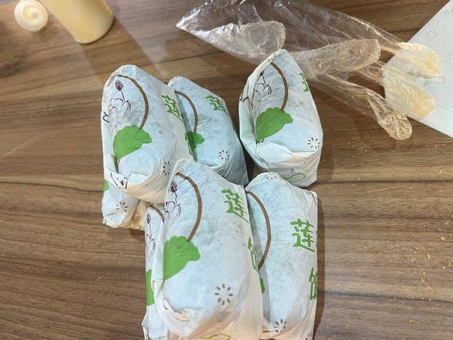 摆摊卖饭团一个月挣多少钱（襄阳34户人家卖“饭团”，一年纯收入十几万元）
