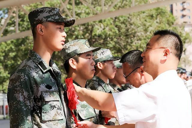 十年兵退伍能拿多少钱（兵役12年退伍，50万现金不香吗？）
