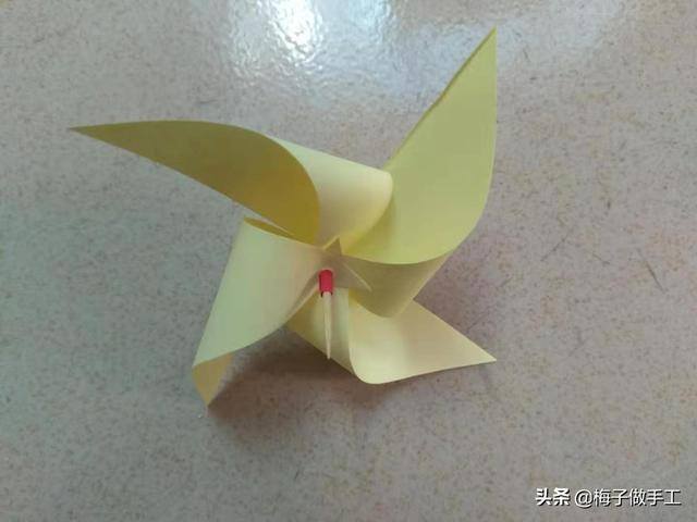 风车怎么做手工（折纸风车的两种折法，都非常简单，学会了给宝宝做一个风车玩吧）