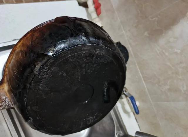 家庭废旧物品做手工（废旧的牛仔裤不要扔，这样改造，家里瞬间变废为宝）