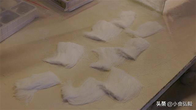 拿回家做的手工活大批（20岁美女继承爷爷衣钵，手工制作传统小吃，每晚流水近3000元）