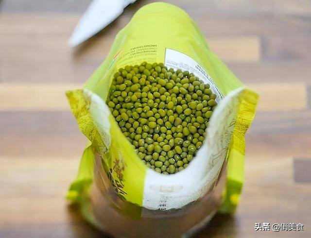 怎样发绿豆芽在家里（用重物压一下，豆芽才会又粗又壮第四：要4天，生豆芽，每天早晚又各浇一次水）