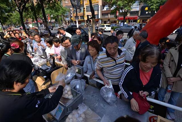 现在开什么店最赚钱（顾客进店就送20斤鸡蛋，短短一年赚了96万）
