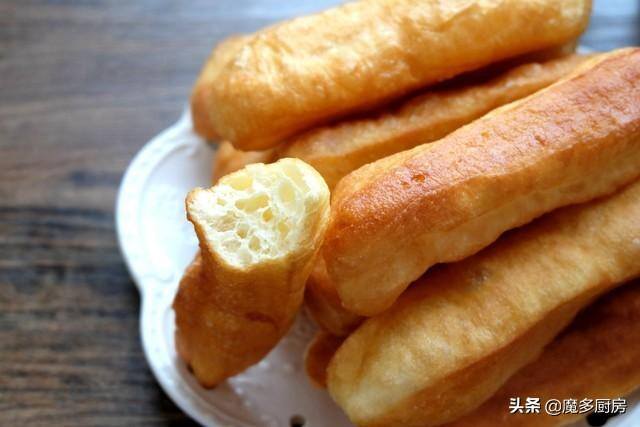 家做油条最简单的做法（油条怎么做好吃？教你一招，不用揉面不用擀面，做出来蓬松又健康）