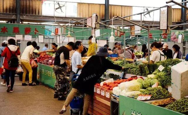 摆摊卖什么赚钱（一个卖蔬菜的，居然可以月赚4万块钱）