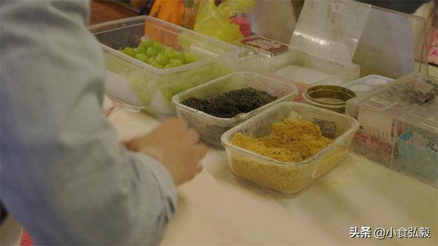 拿回家做的手工活大批（20岁美女继承爷爷衣钵，手工制作传统小吃，每晚流水近3000元）