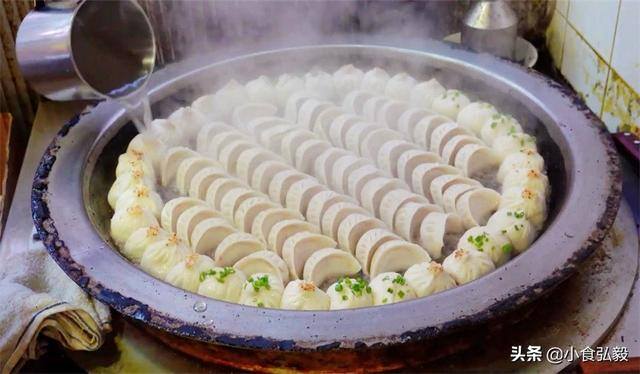 卖什么小吃简单挣钱（广东大哥卖祖传小吃，一个饼24元限量200个，20平米小店年赚30万）