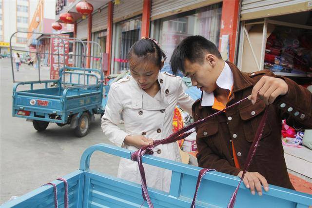 2017在家办厂加工（安徽阜阳：小夫妻办缝纫加工厂月收入近三千元）