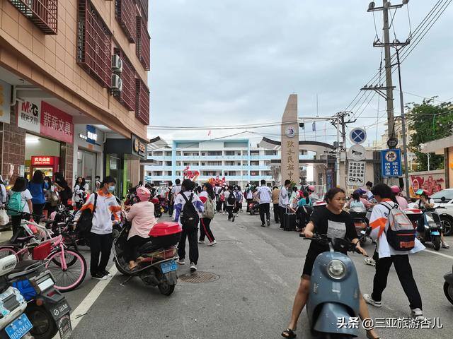 小学校门口适合开什么店挣钱（小学门口开什么店好？）