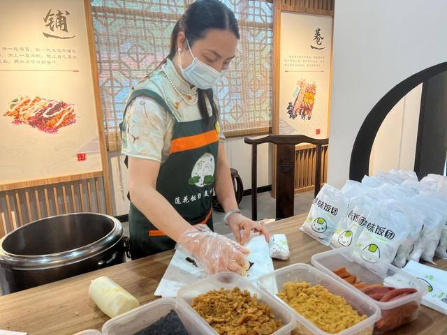 摆摊卖饭团一个月挣多少钱（襄阳34户人家卖“饭团”，一年纯收入十几万元）