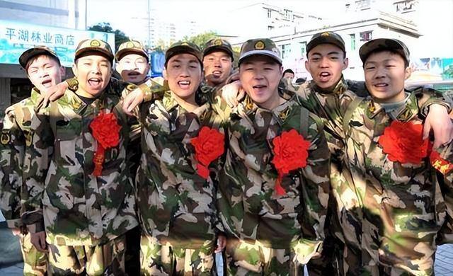 当12年兵回来一共能拿多少钱（大学生入伍，五十万不够“香”？）