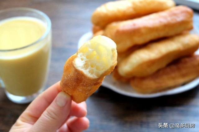 家做油条最简单的做法（油条怎么做好吃？教你一招，不用揉面不用擀面，做出来蓬松又健康）