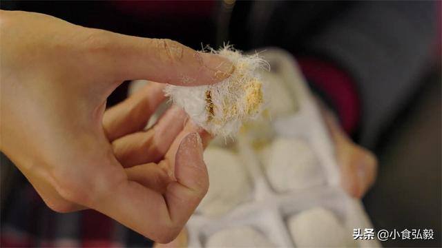 拿回家做的手工活大批（20岁美女继承爷爷衣钵，手工制作传统小吃，每晚流水近3000元）