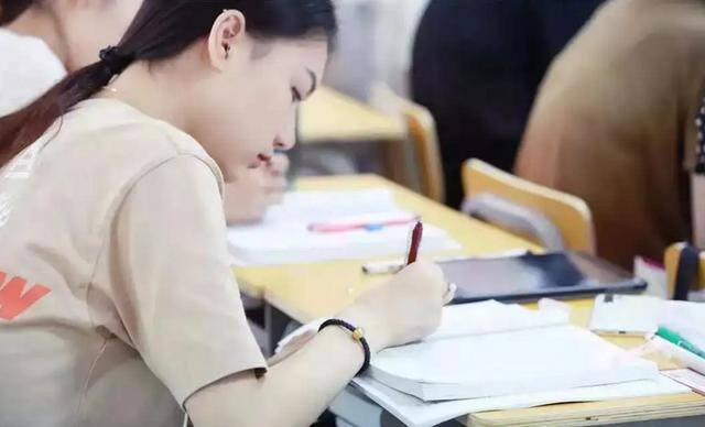 女生学什么专业挣钱多又轻松（女生“不重视”这四个专业，随便找一份工作，就业率很高）