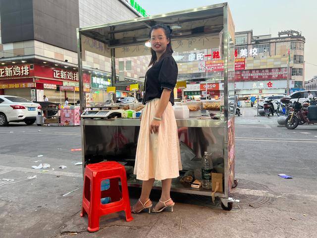 2022摆摊卖鸡爪真的能赚钱吗（99年小姑娘摆摊卖鸡爪月入过万）