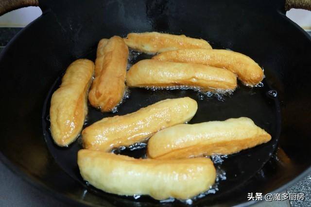 家做油条最简单的做法（油条怎么做好吃？教你一招，不用揉面不用擀面，做出来蓬松又健康）
