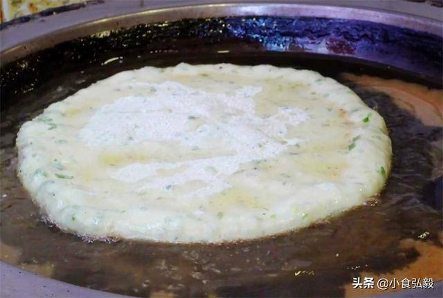 卖什么小吃简单挣钱（广东大哥卖祖传小吃，一个饼24元限量200个，20平米小店年赚30万）