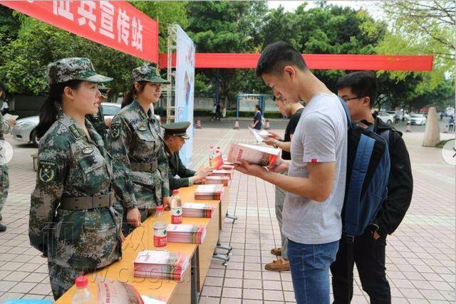 当12年兵回来一共能拿多少钱（大学生入伍，五十万不够“香”？）