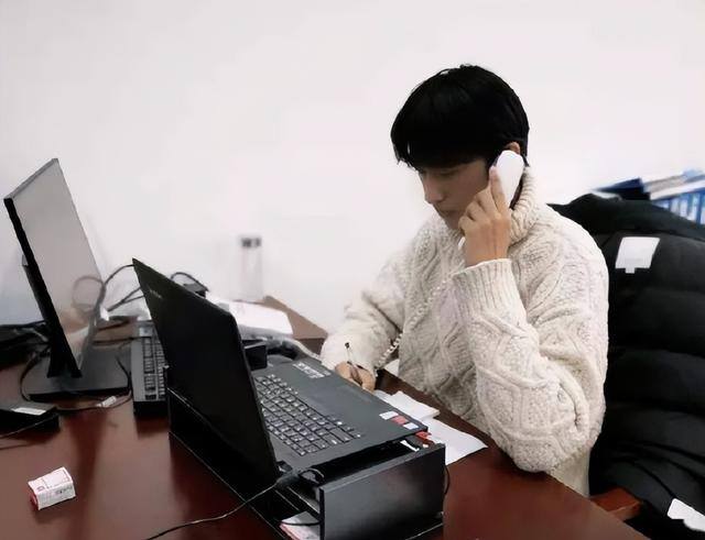 刚出社会做什么工作好（应届生身份保留多久？别傻傻的丢了）