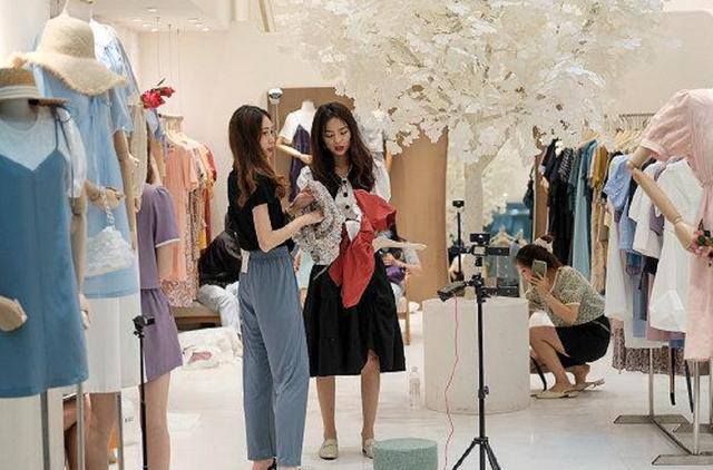 开服装店赚钱吗（衣服一分钱不要为了吸引消费者）
