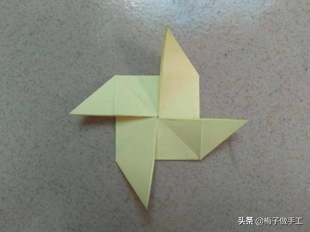 风车怎么做手工（折纸风车的两种折法，都非常简单，学会了给宝宝做一个风车玩吧）