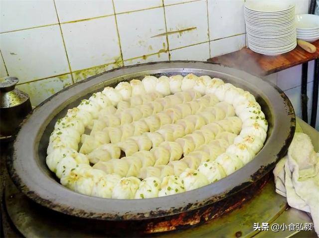 卖什么小吃简单挣钱（广东大哥卖祖传小吃，一个饼24元限量200个，20平米小店年赚30万）