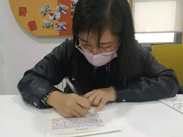 书包怎么画简单好看（爱学习志愿者为山区孩子绘制帆布包）