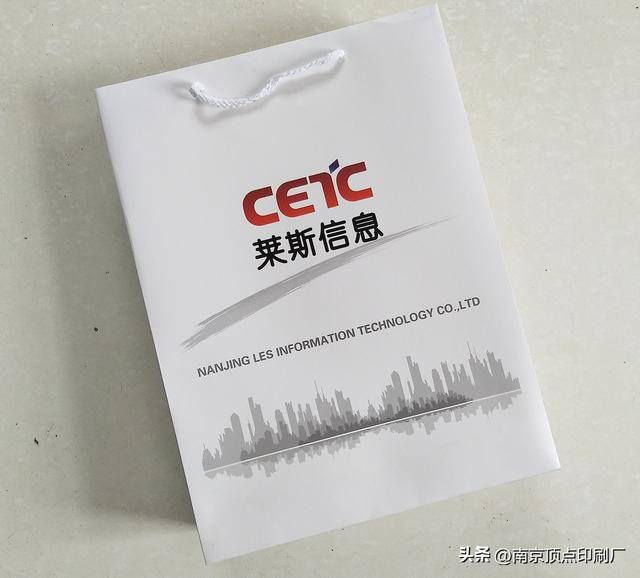 手袋外发加工（怎样才能够生产制作出潮流化的手提袋印刷产品）