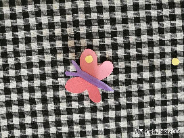 用卡纸做手工（用卡纸做一幅有花、有蝴蝶的春天的画）