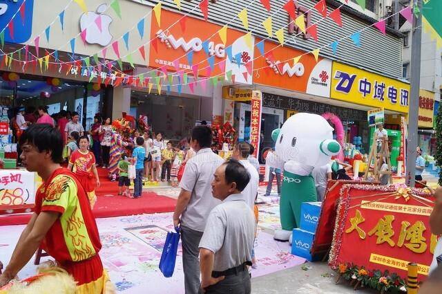手机如何赚钱（广东一家手机店，老板利用“半价”做活动，一年收款1000万）