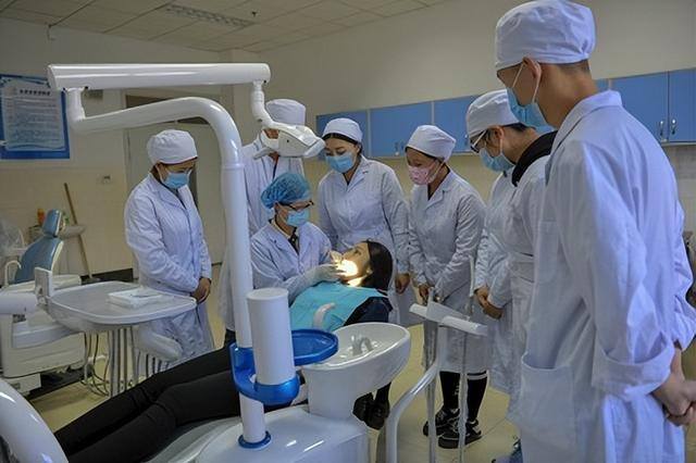 牙科医生一个月能挣多少钱（牙科医生毕业工资是多少？）