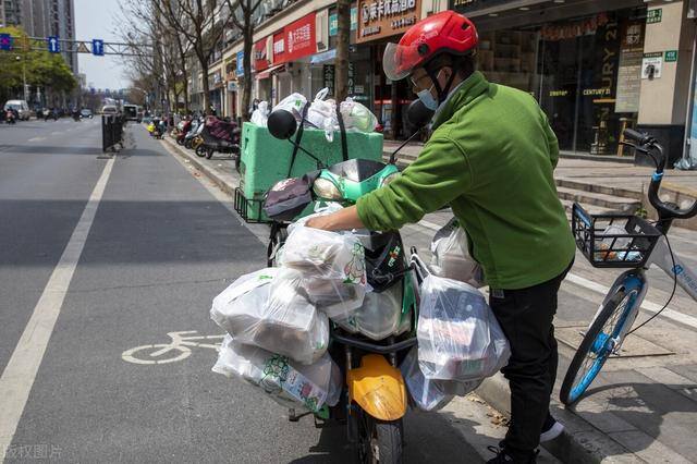 送外卖一个月1000单能挣多少钱（1天工资5800，1单配送费800元，在上海当外卖员月入5位数很简单？）