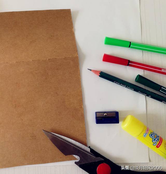 用废品做手工（幼儿园手工：废纸粘贴画）