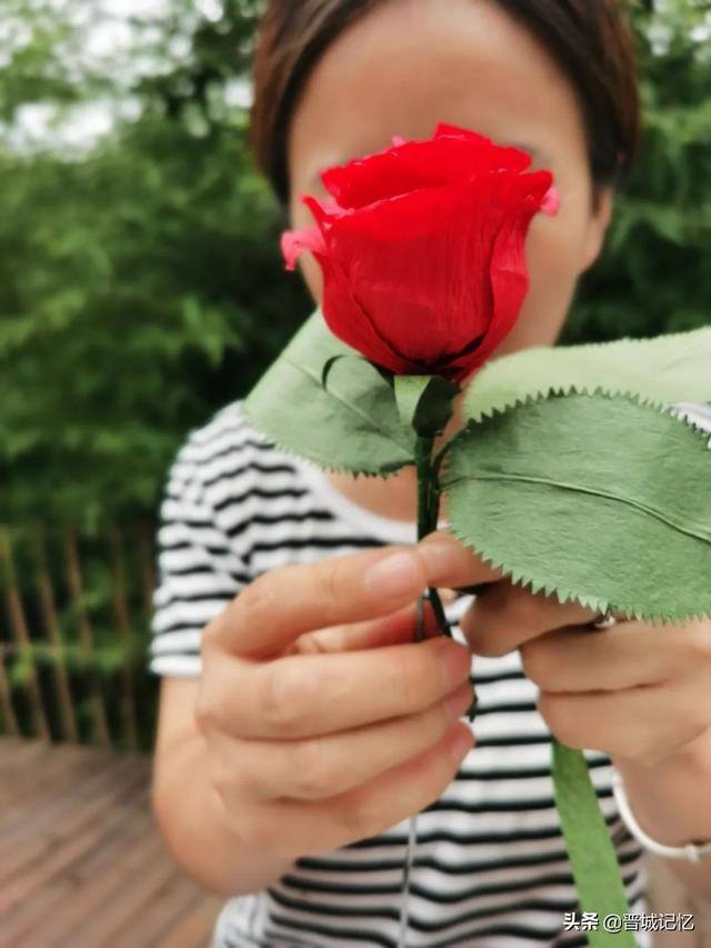 手工玫瑰花的做法教程（手把手教你制作一朵美丽的玫瑰）
