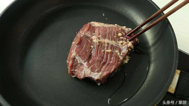 家里做牛排最简单做法（半熟牛排不一定要去高档餐厅，只要有心，你也可以自制一份美味的半熟牛排）