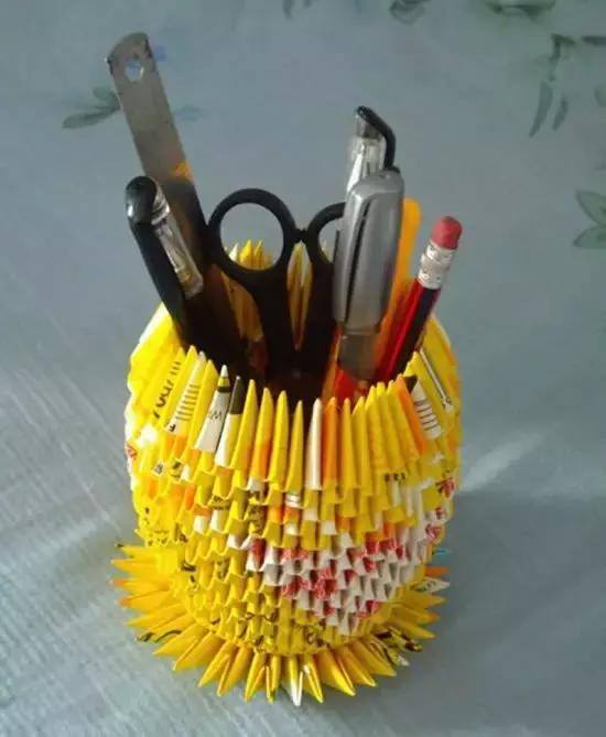 手工制作笔筒（儿时的纸艺菠萝）