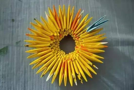 手工制作笔筒（儿时的纸艺菠萝）