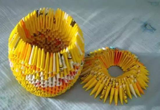 手工制作笔筒（儿时的纸艺菠萝）