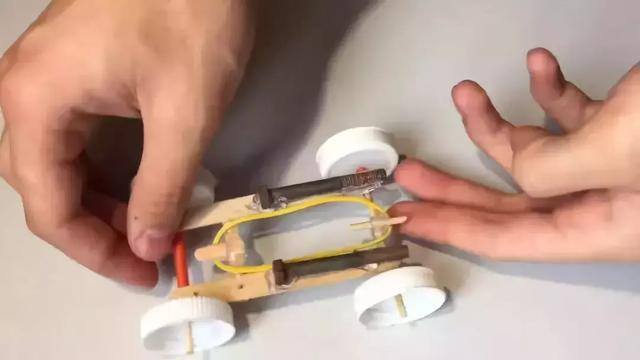 手工制作小汽车简单做法（简单又可爱的小汽车玩具制作教程）