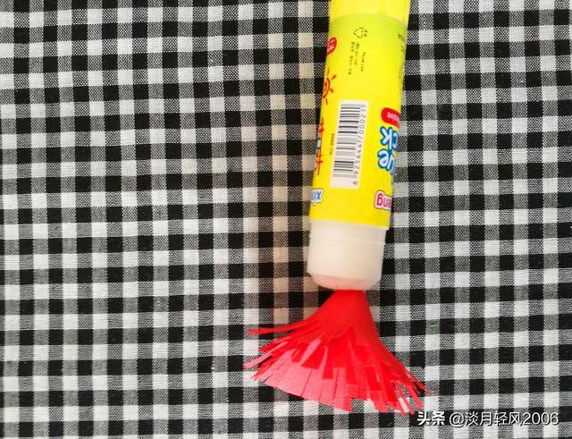 用卡纸做手工（用卡纸做一幅有花、有蝴蝶的春天的画）