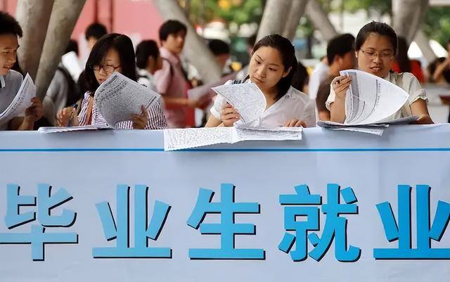 一个大专文凭能干什么（专科生毕业后，在校大学生从事什么工作最好？答案很现实）