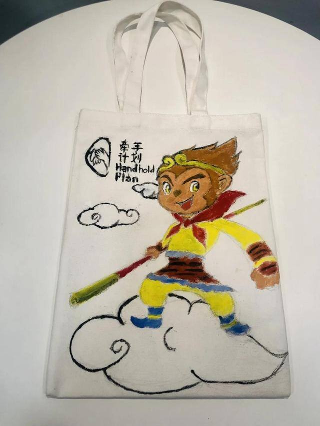 书包怎么画简单好看（爱学习志愿者为山区孩子绘制帆布包）