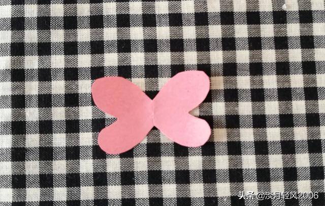 用卡纸做手工（用卡纸做一幅有花、有蝴蝶的春天的画）