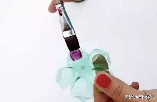 废品制作手工大全简单又漂亮（废弃的矿泉水瓶别扔，教你在家自制塑料瓶，孩子的最爱）